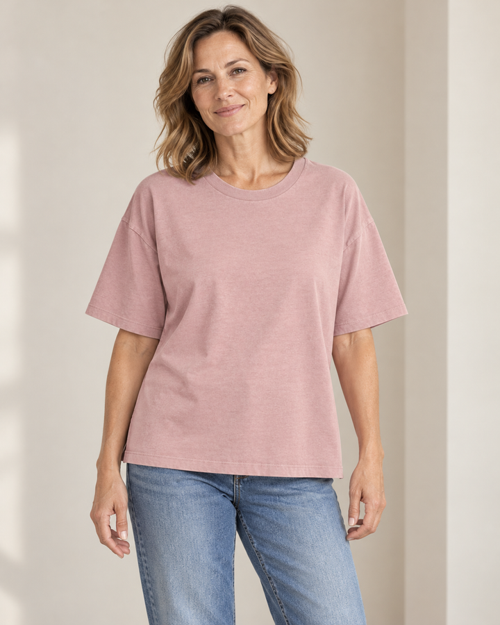 Sitztgut T-Shirt für Damen aus Bio-Baumwolle mit Vintage-Optik in Rosa Vintage am Model