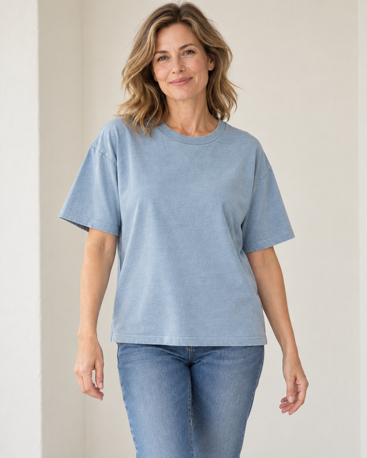 Sitztgut T-Shirt für Damen aus Bio-Baumwolle mit Vintage-Optik in Steinblau Vintage am Model