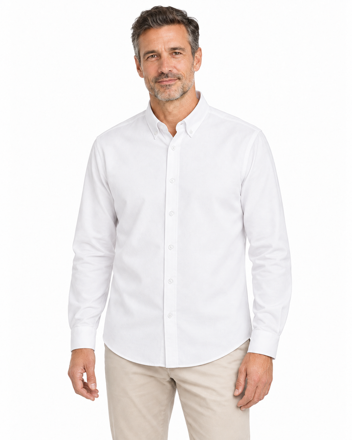Sitztgut Langarmhemd für Herren aus Bio-Baumwolle mit Button-down-Kragen in Weiß am Model