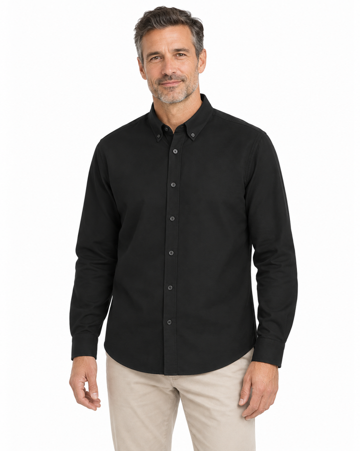 Sitztgut Langarmhemd für Herren aus Bio-Baumwolle mit Button-down-Kragen in Schwarz am Model