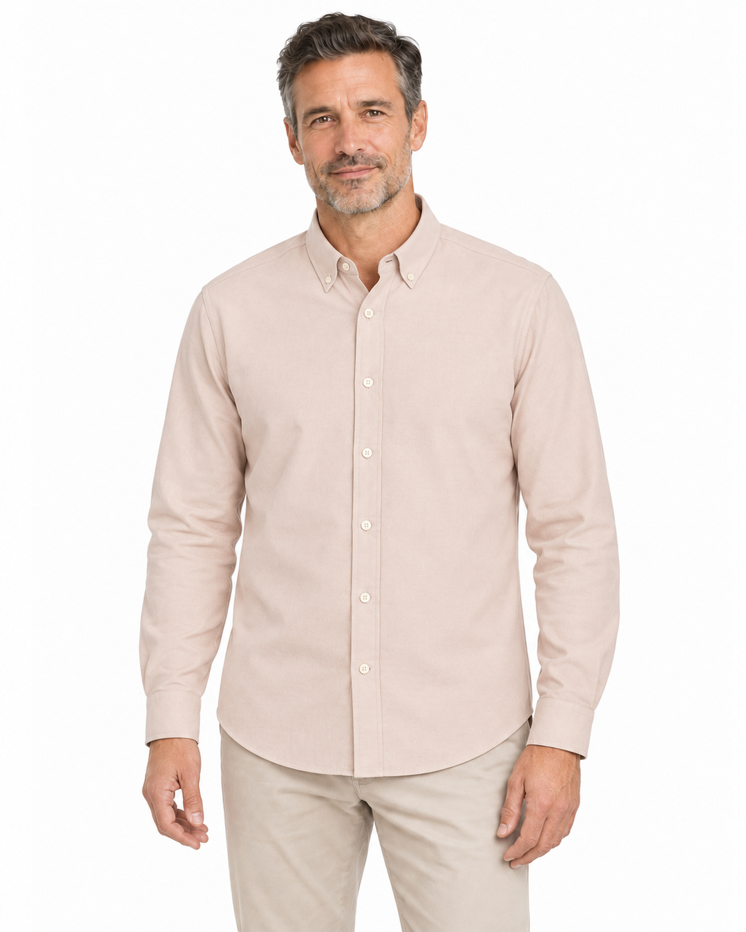 Sitztgut Langarmhemd für Herren aus Bio-Baumwolle mit Button-down-Kragen in Oxfordbeige am Model