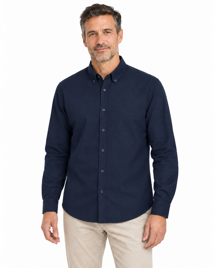 Sitztgut Langarmhemd für Herren aus Bio-Baumwolle mit Button-down-Kragen in Marine am Model