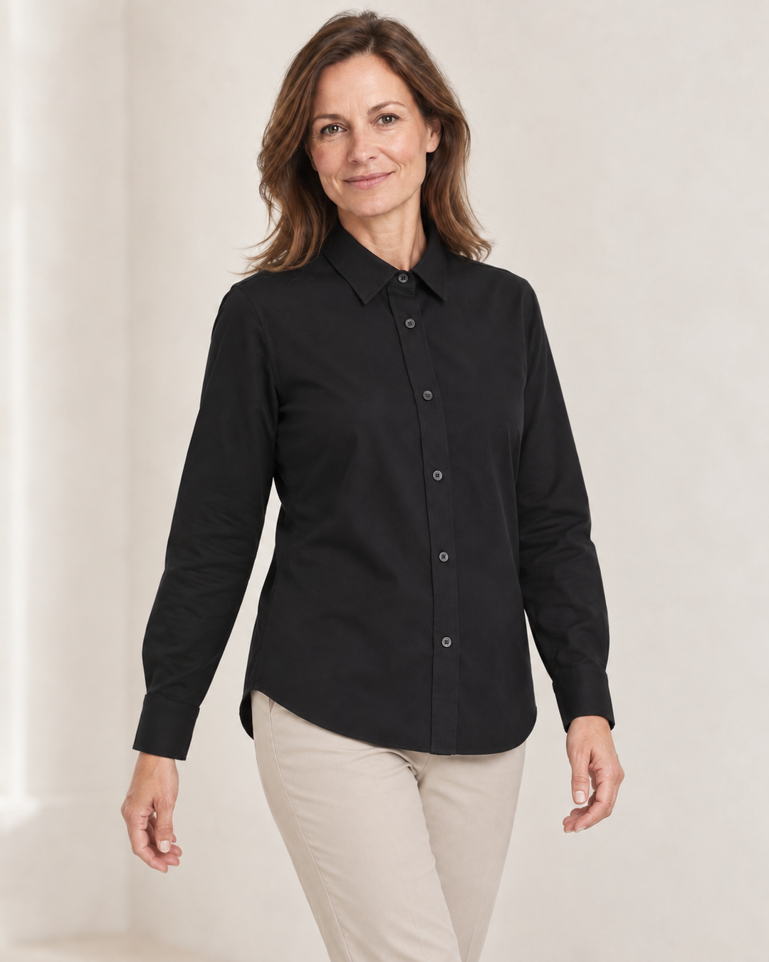 Sitztgut Hemdbluse für Damen aus Bio-Baumwolle in Oxford-Webart in Schwarz am Model