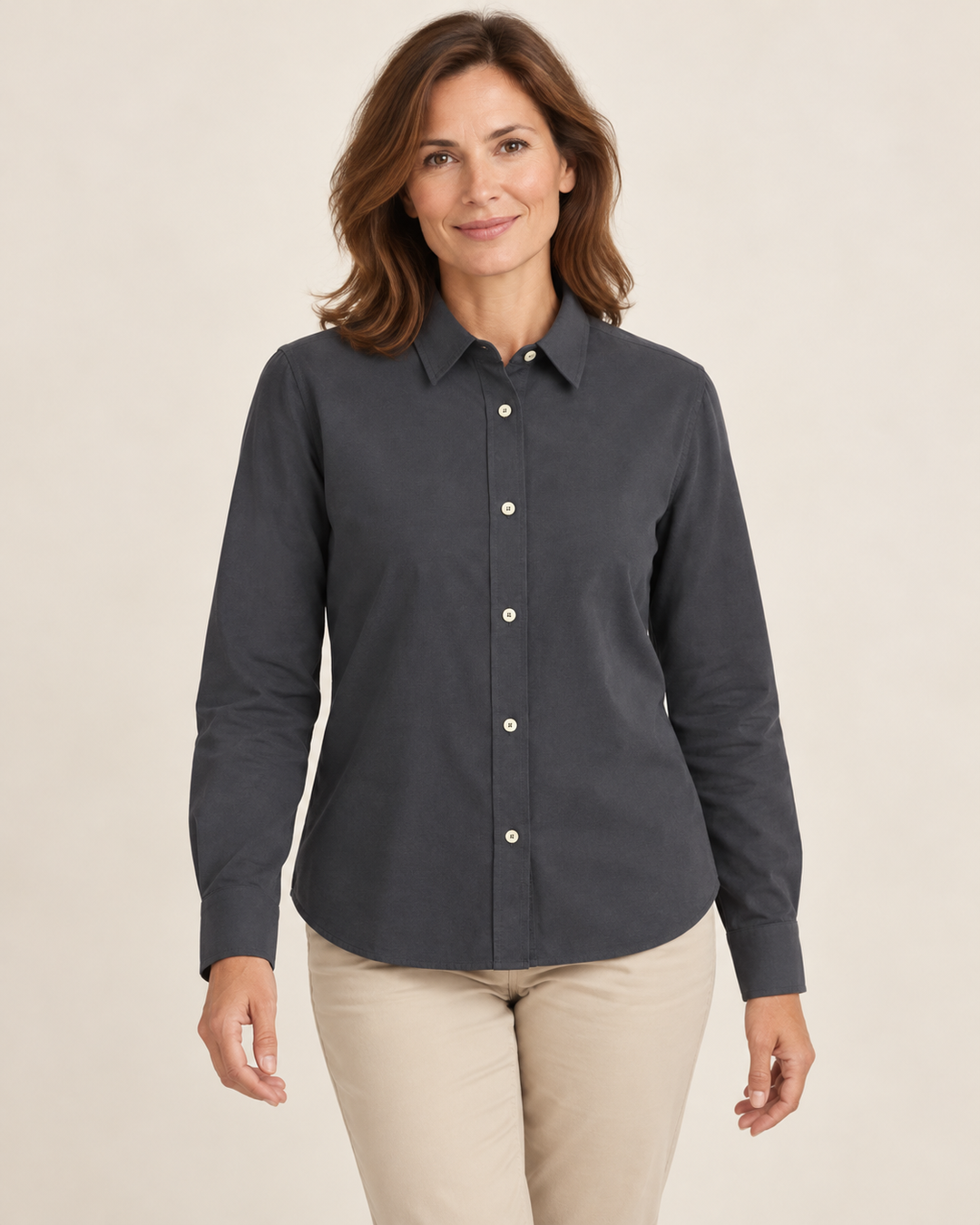 Sitztgut Hemdbluse für Damen aus Bio-Baumwolle in Oxford-Webart in Anthrazit am Model