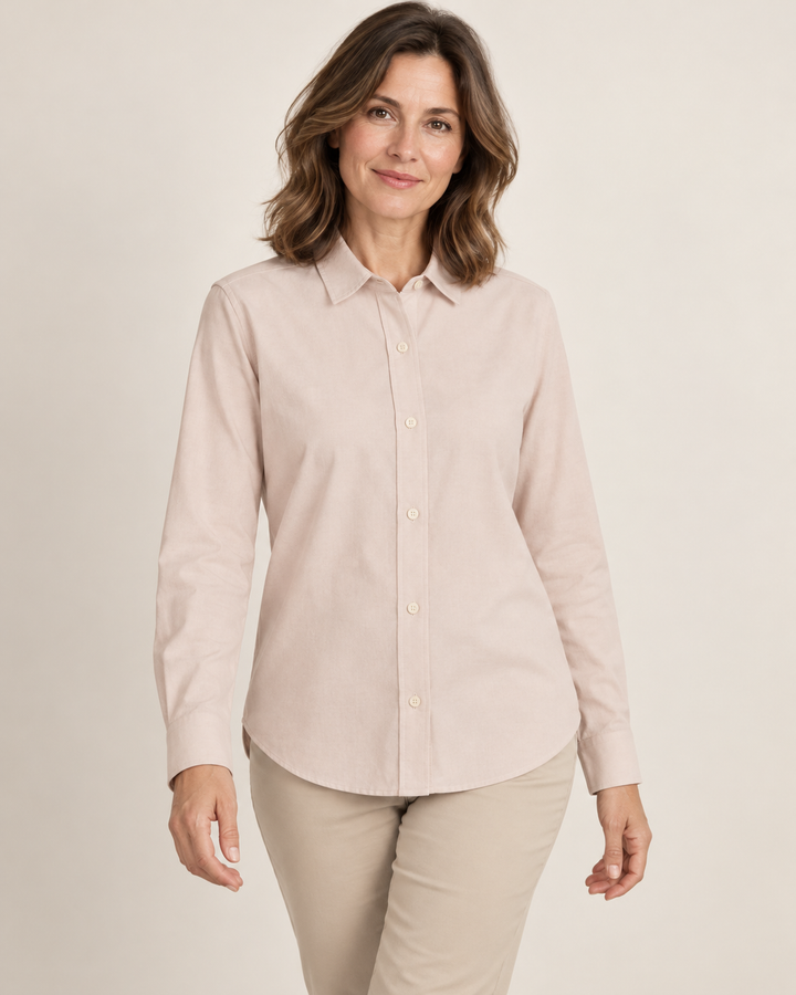 Sitztgut Hemdbluse für Damen aus Bio-Baumwolle in Oxford-Webart in Oxfordbeige am Model