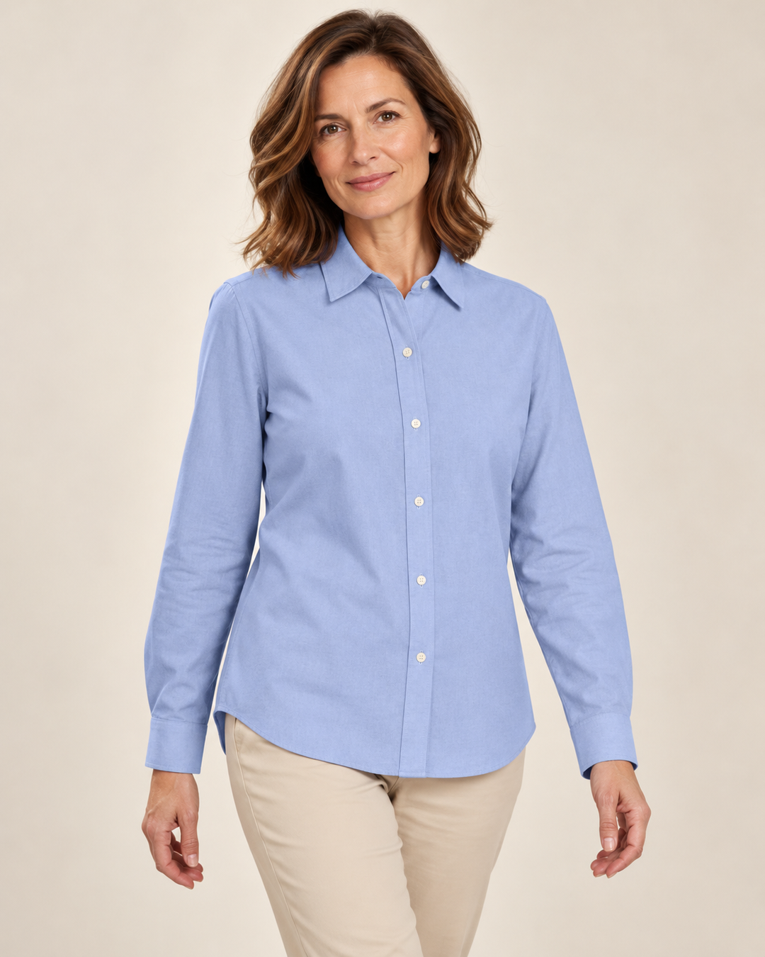 Sitztgut Hemdbluse für Damen aus Bio-Baumwolle in Oxford-Webart in Oxfordblau am Model