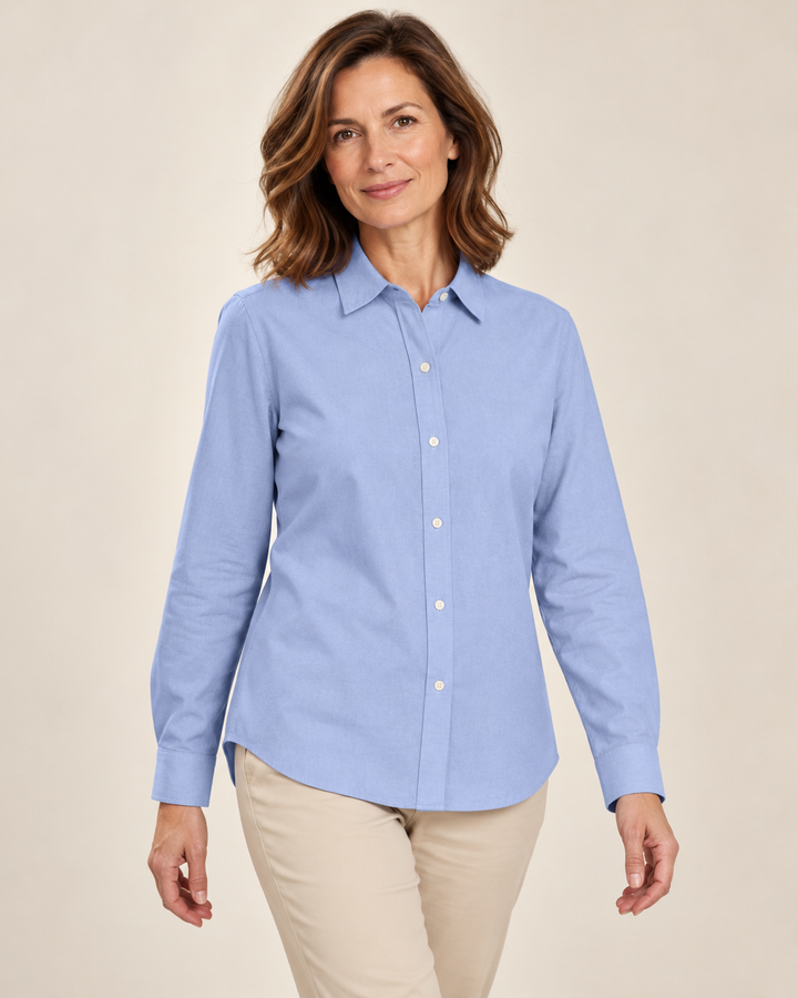 Sitztgut Hemdbluse für Damen aus Bio-Baumwolle in Oxford-Webart in Oxfordblau am Model