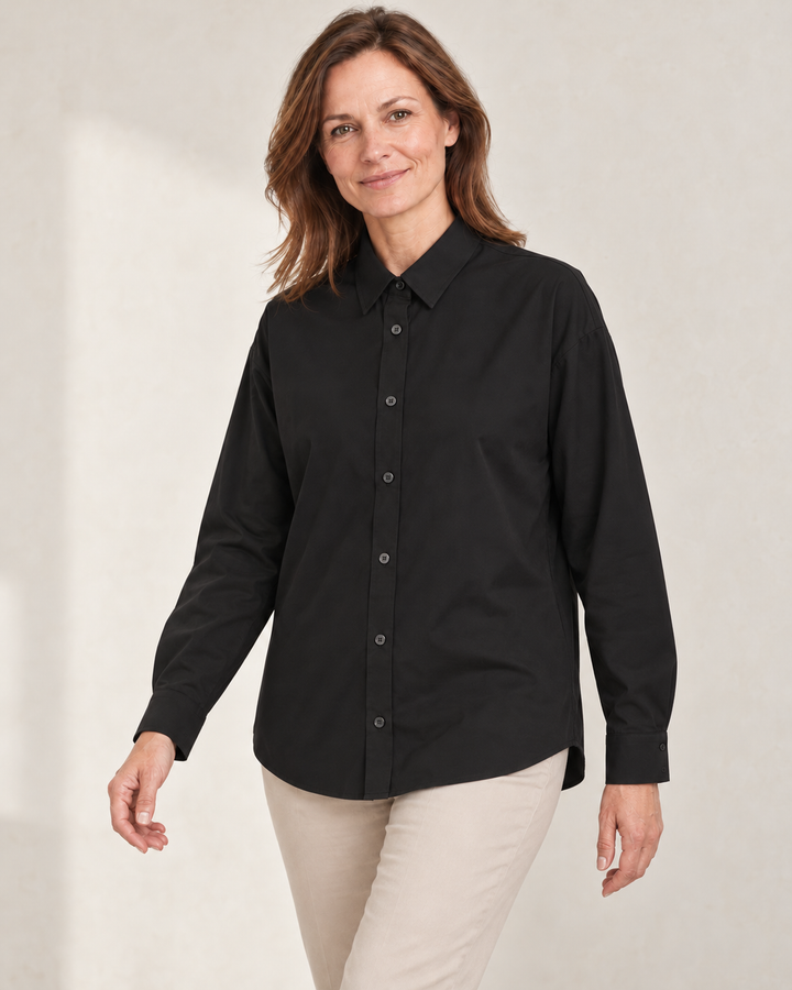 Sitztgut Hemdbluse für Damen aus Popeline, locker geschnitten in Schwarz am Model