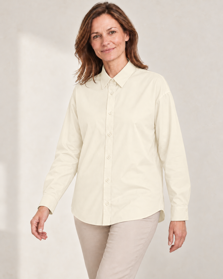 Sitztgut Hemdbluse für Damen aus Popeline, locker geschnitten in Creme am Model