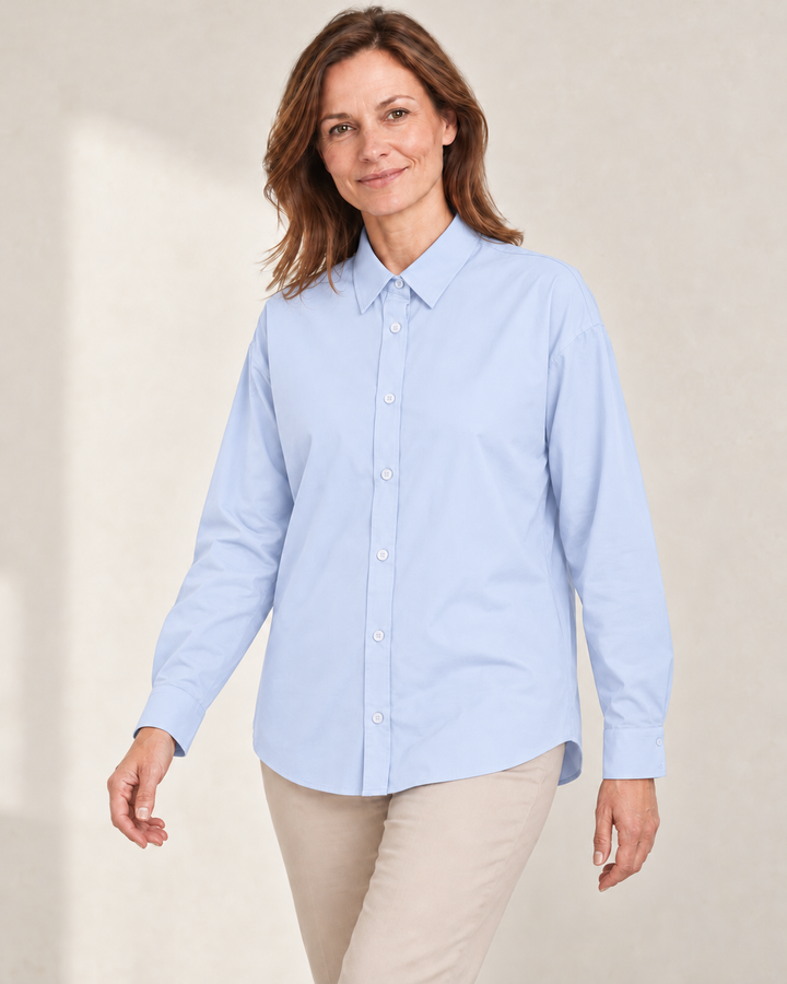 Sitztgut Hemdbluse für Damen aus Popeline, locker geschnitten in Hellblau am Model