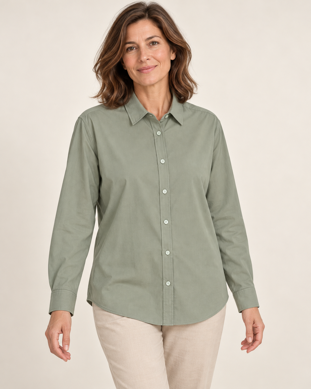 Sitztgut Hemdbluse für Damen aus Popeline, locker geschnitten in Hellkhaki am Model