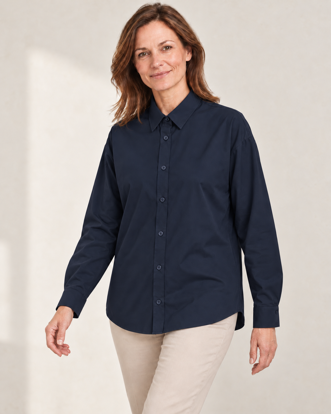Sitztgut Hemdbluse für Damen aus Popeline, locker geschnitten in Marine am Model