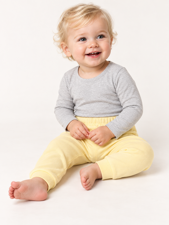 Baby Jogginghose in Buttergelb – Modelansicht