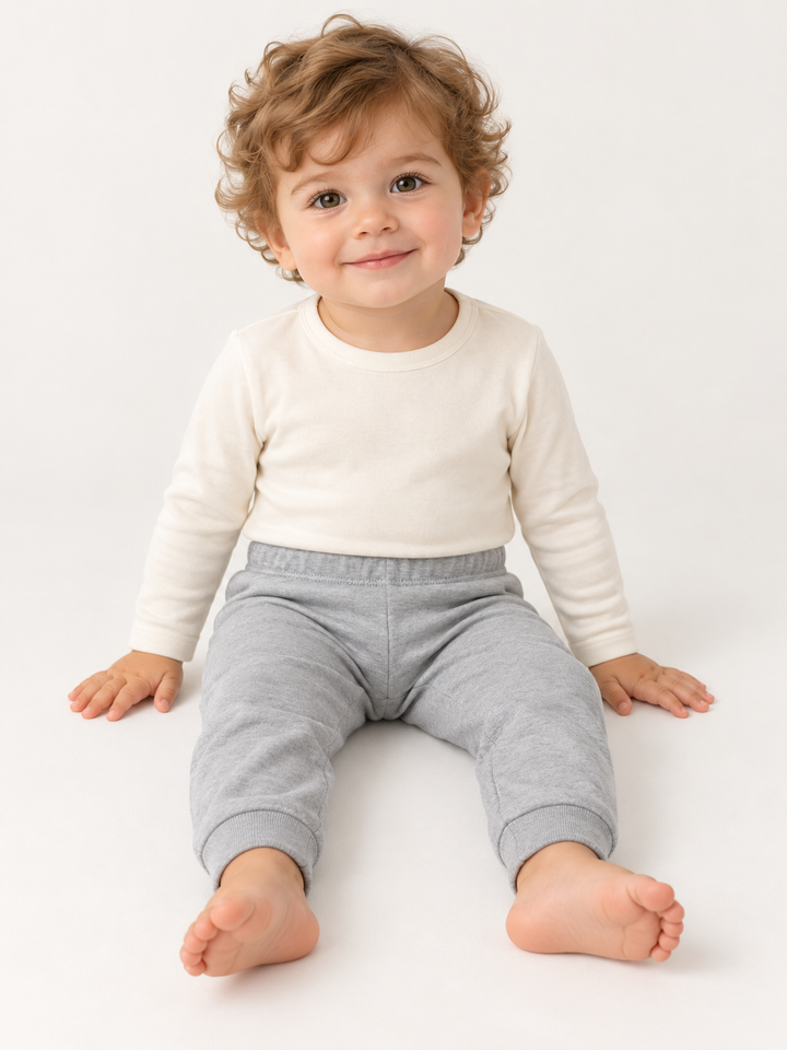 Baby Jogginghose in Grau – Modelansicht
