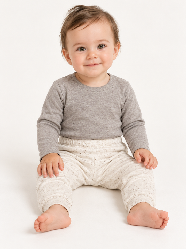 Baby Jogginghose in Hellgrau – Modelansicht