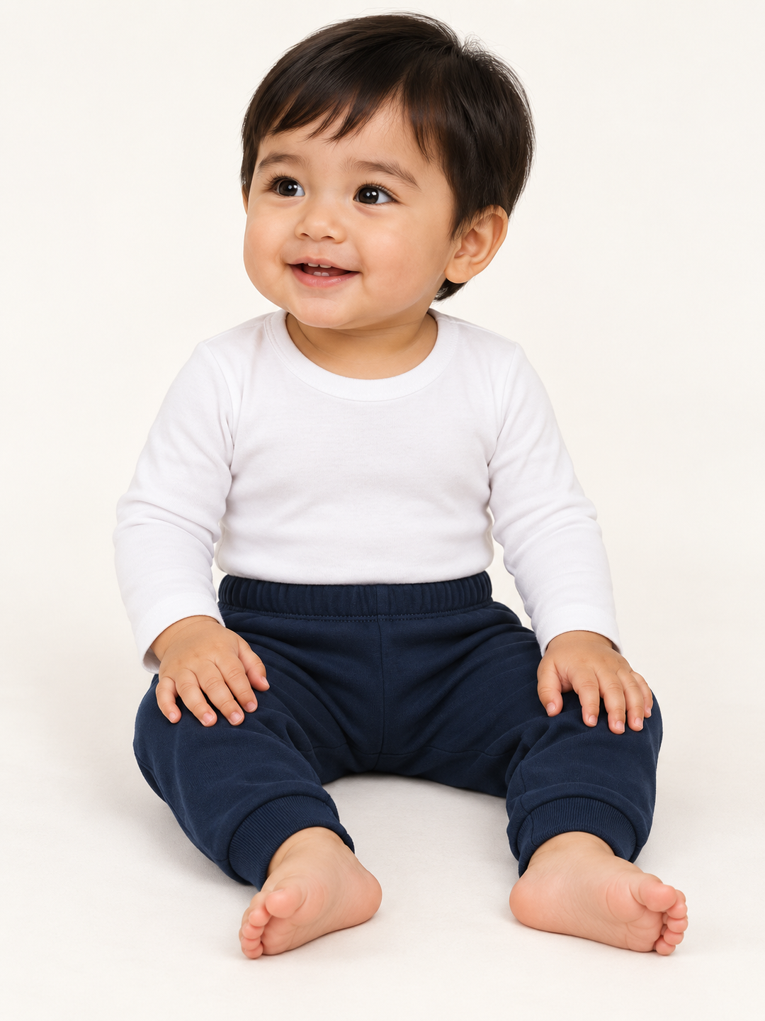 Baby Jogginghose in Navy – Modelansicht