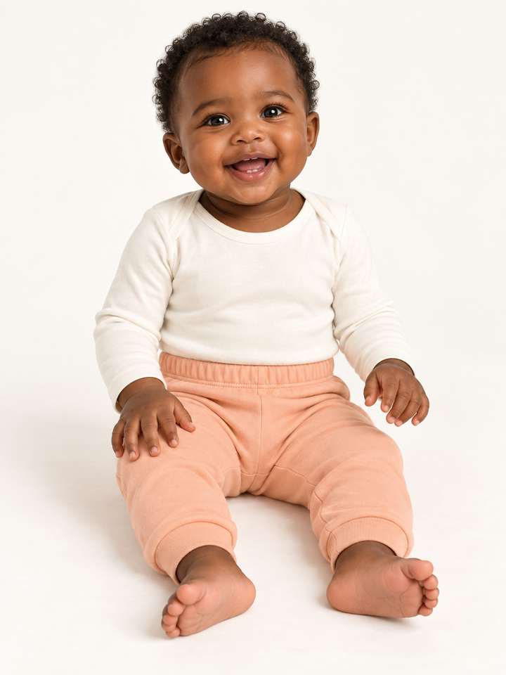 Baby Jogginghose in Pfirsich – Modelansicht