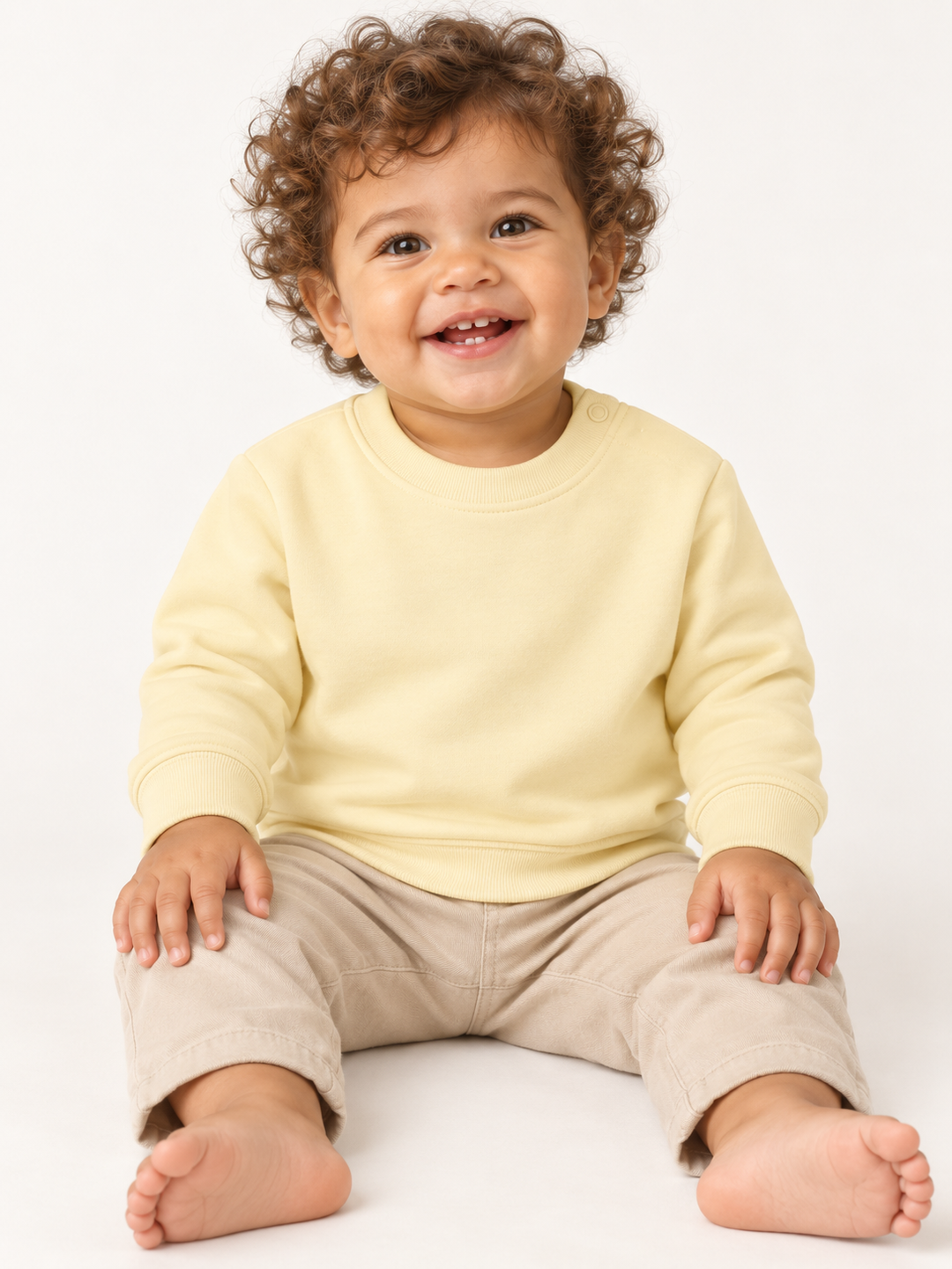 Baby Sweatshirt in Buttergelb – Modelansicht