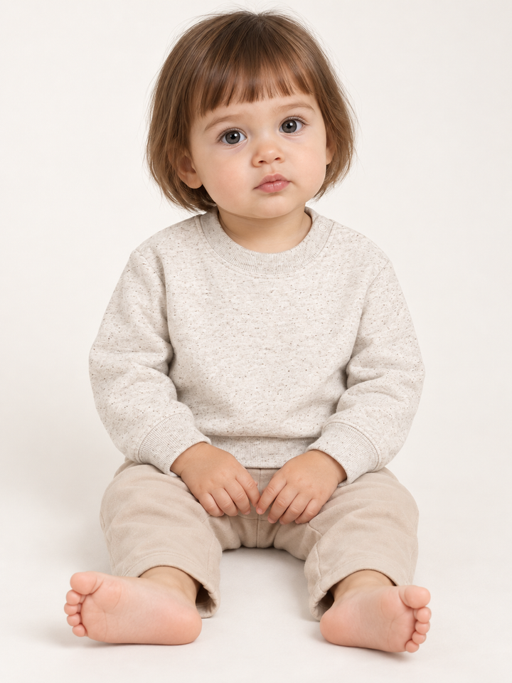 Baby Sweatshirt in Hellgrau – Modelansicht