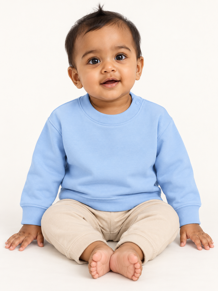 Baby Sweatshirt in Jeansblau – Modelansicht