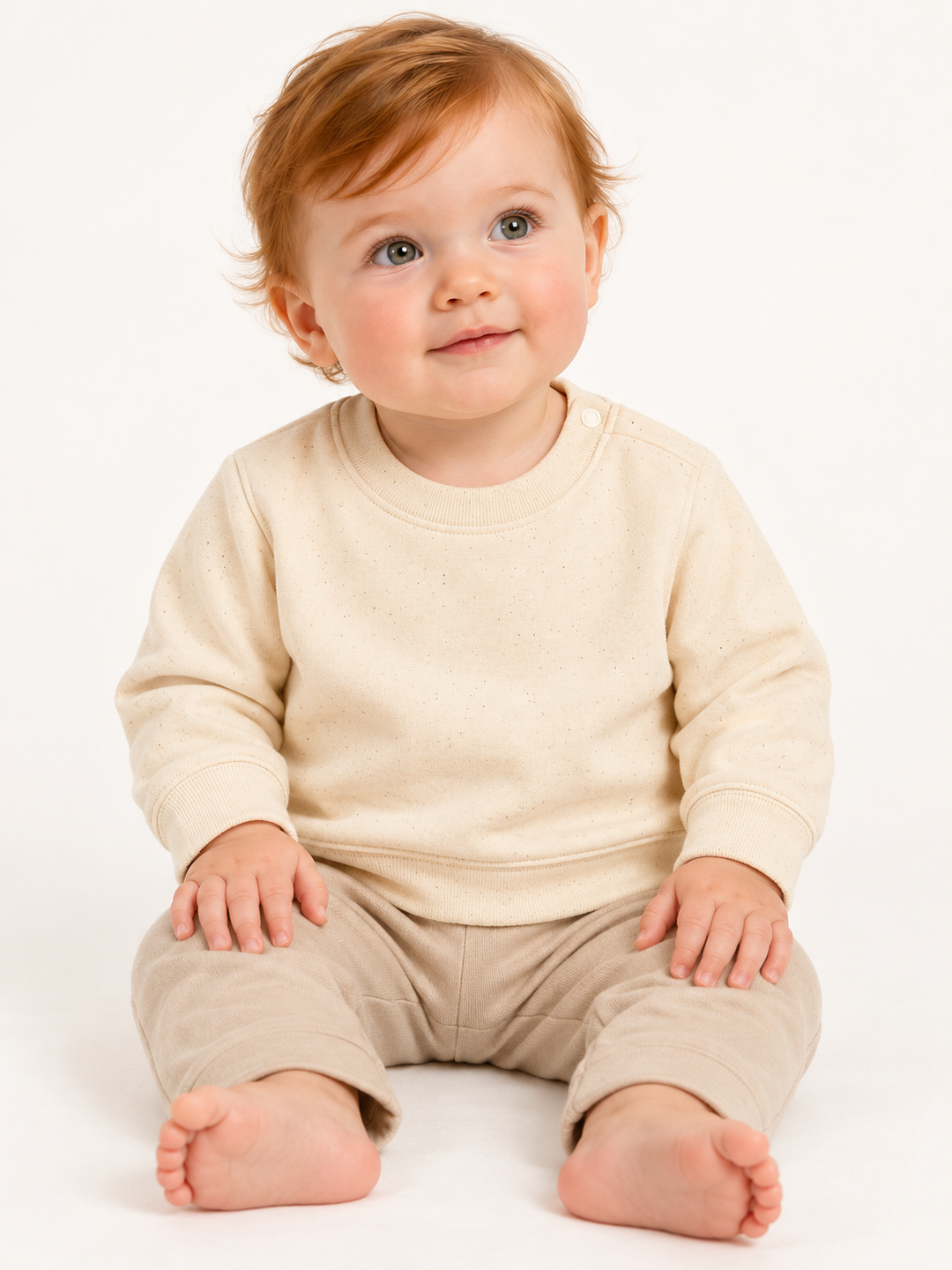Baby Sweatshirt in Natur – Modelansicht