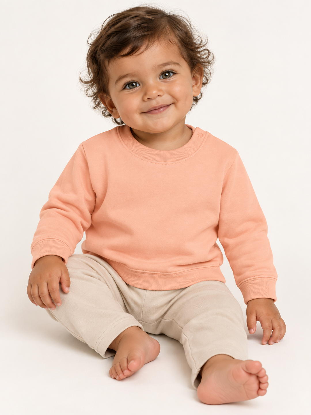 Baby Sweatshirt in Pfirsich – Modelansicht