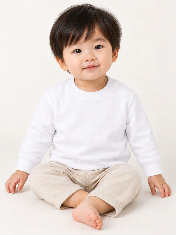 Baby Sweatshirt in Weiß – Modelansicht