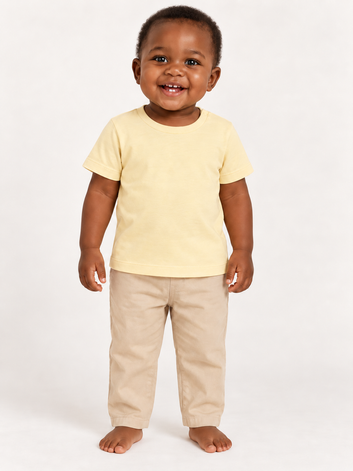 Baby T-Shirt in Buttergelb – Modelansicht