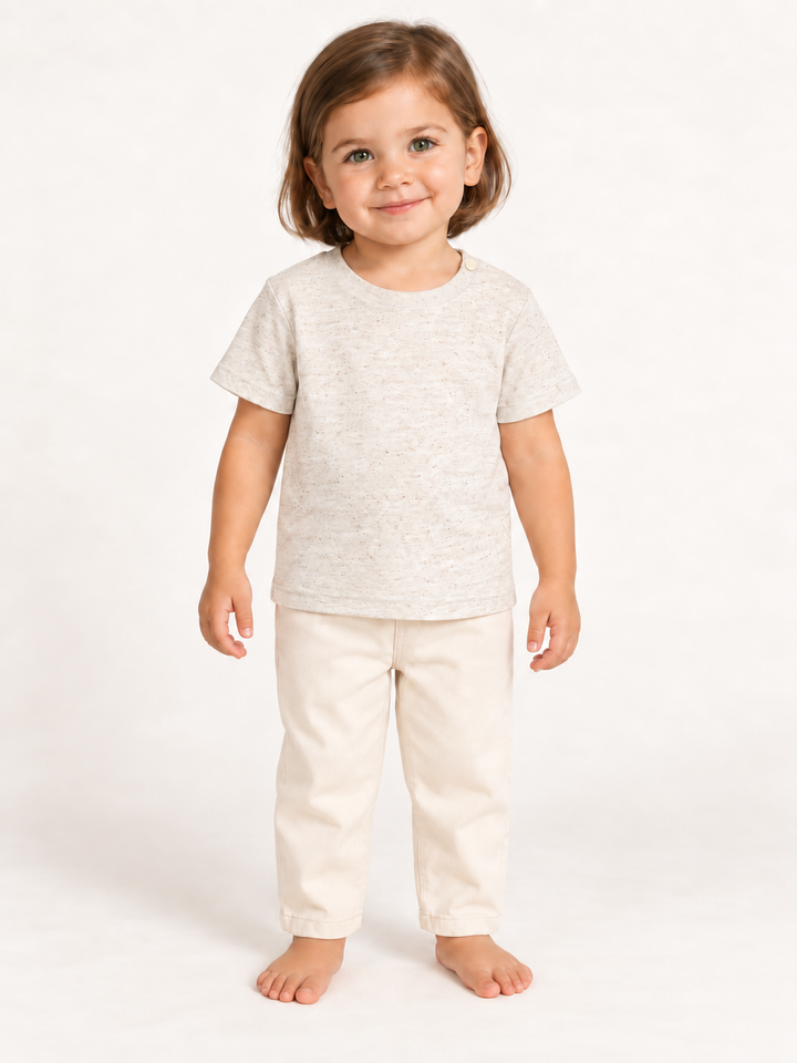 Baby T-Shirt in Hellgrau – Modelansicht