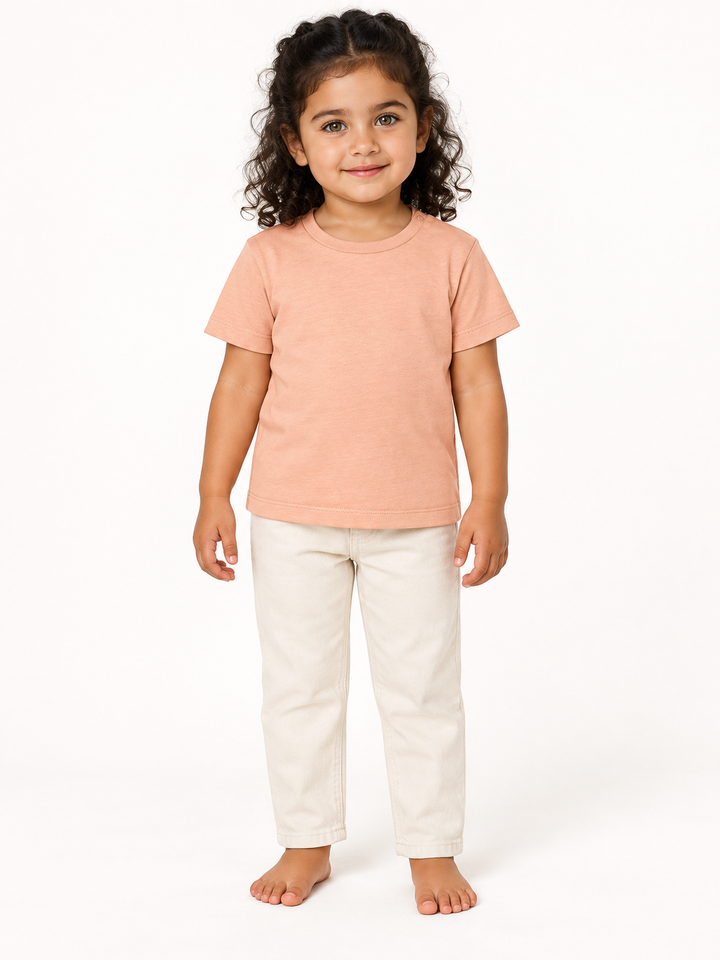 Baby T-Shirt in Pfirsich – Modelansicht