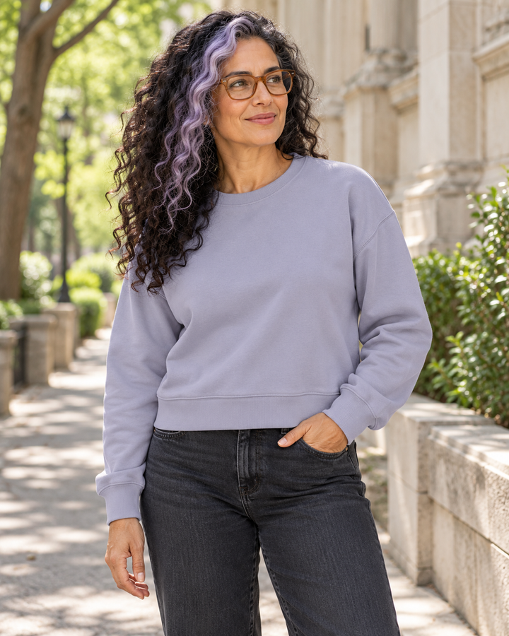 Sitztgut Damen-Sweatshirt aus Baumwolle, kurz geschnitten – Lavender – Alltagsansicht