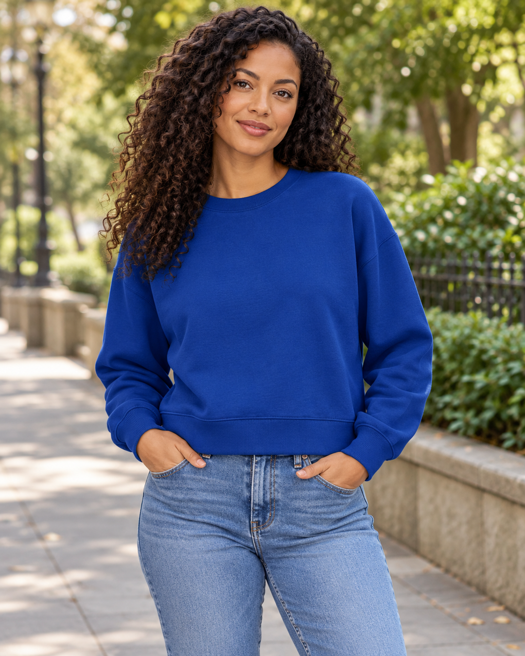 Sitztgut Damen-Sweatshirt aus Baumwolle, kurz geschnitten – Worker Blue – Alltagsansicht