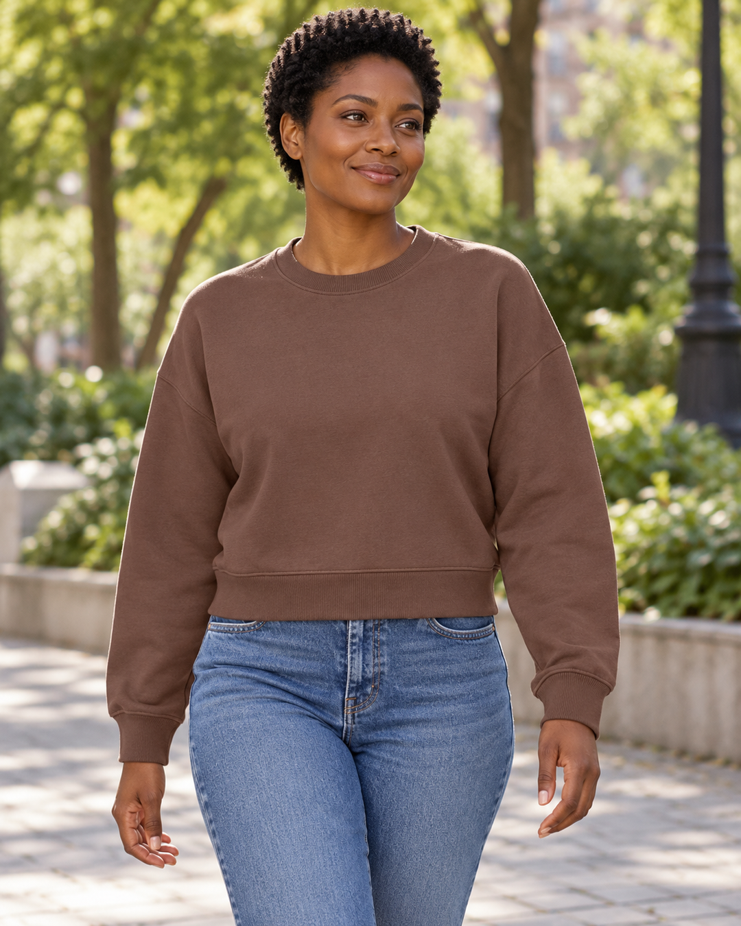Sitztgut Damen-Sweatshirt aus Baumwolle, kurz geschnitten – Mocha – Alltagsansicht