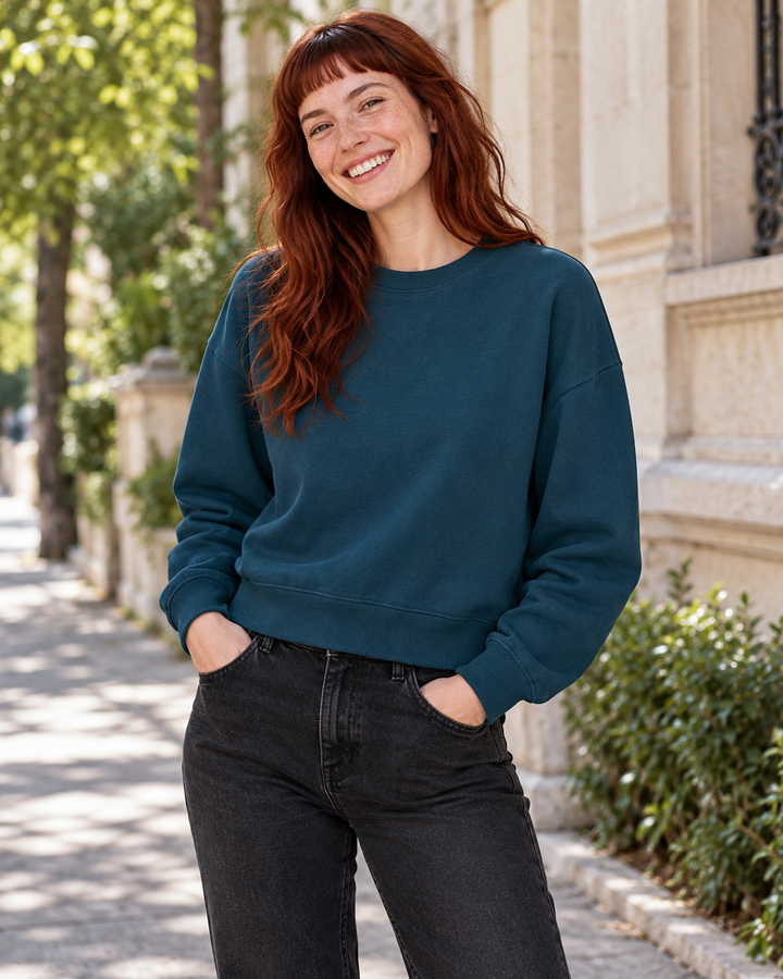 Sitztgut Damen-Sweatshirt aus Baumwolle, kurz geschnitten – Deep Teal – Alltagsansicht