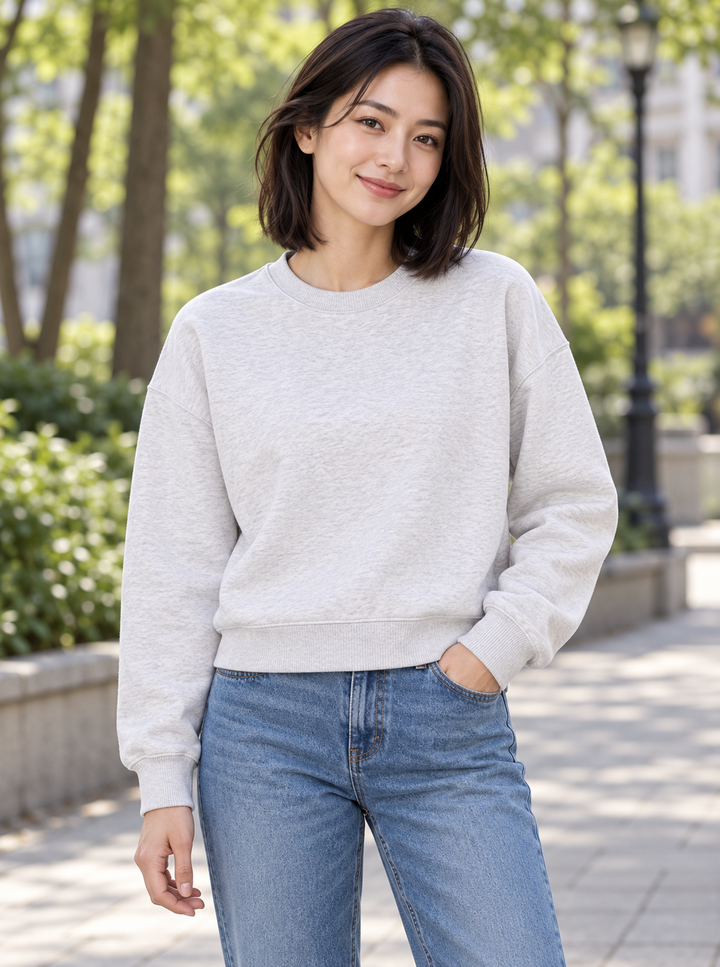 Sitztgut Damen-Sweatshirt aus Baumwolle, kurz geschnitten – Hellgrau meliert (Cool Heather Grey) – Alltagsansicht