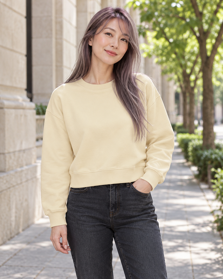 Sitztgut Damen-Sweatshirt aus Baumwolle, kurz geschnitten – Honey Paper – Alltagsansicht