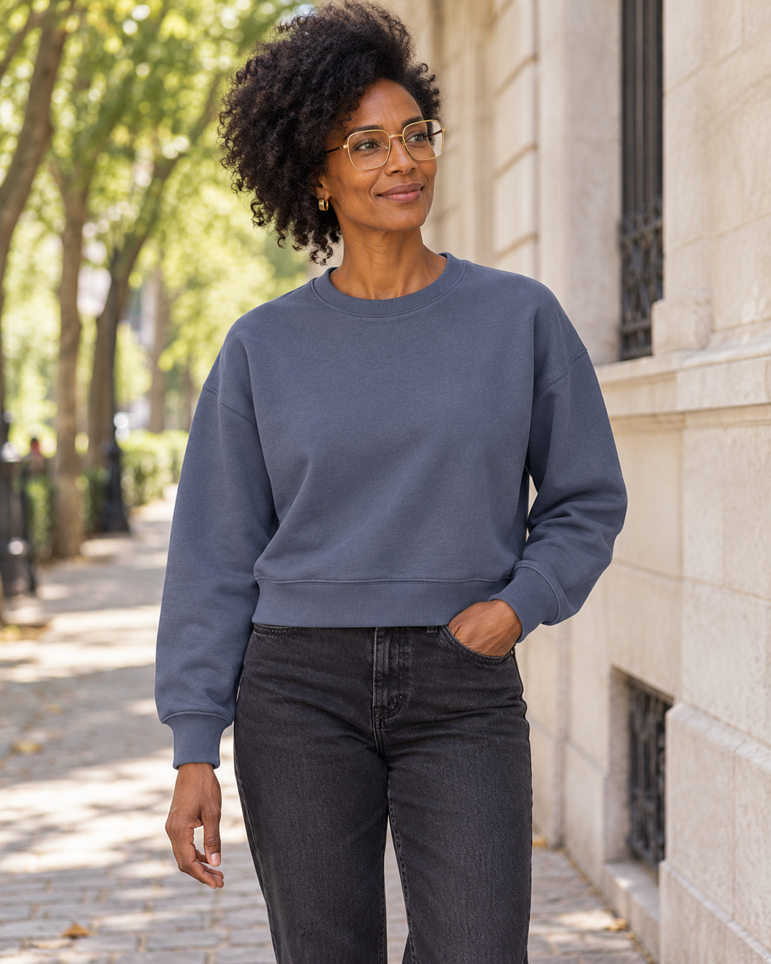 Sitztgut Damen-Sweatshirt aus Baumwolle, kurz geschnitten – Blue Grey – Alltagsansicht
