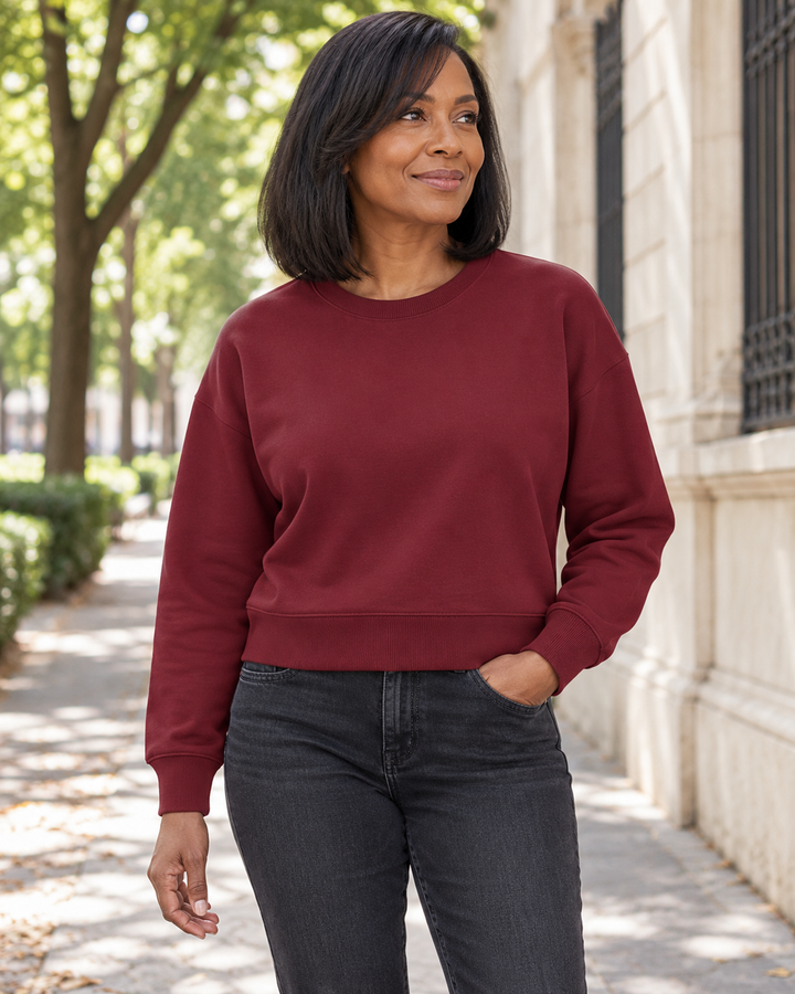 Sitztgut Damen-Sweatshirt aus Baumwolle, kurz geschnitten – Burgundy – Alltagsansicht