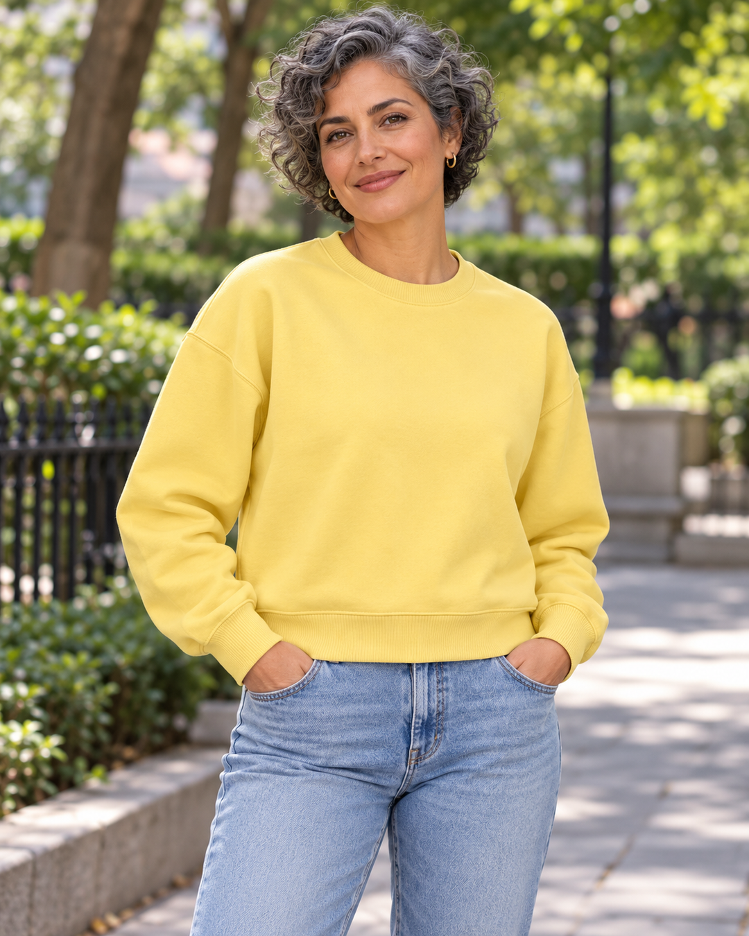 Sitztgut Damen-Sweatshirt aus Baumwolle, kurz geschnitten – Viva Yellow – Alltagsansicht