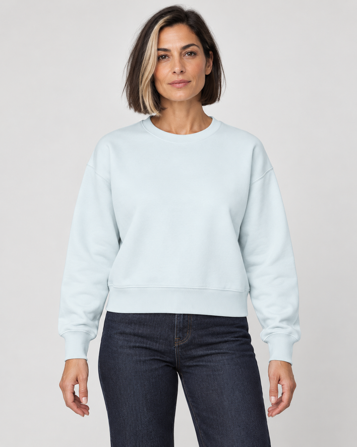 Sitztgut Damen-Sweatshirt aus Baumwolle, kurz geschnitten – Blue Ice – Vorderansicht