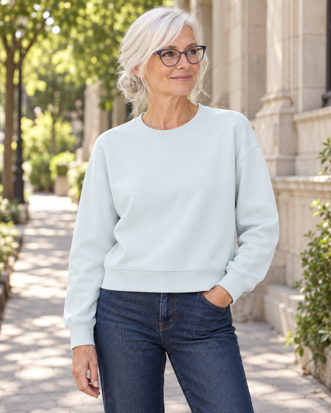 Sitztgut Damen-Sweatshirt aus Baumwolle, kurz geschnitten – Blue Ice – Alltagsansicht