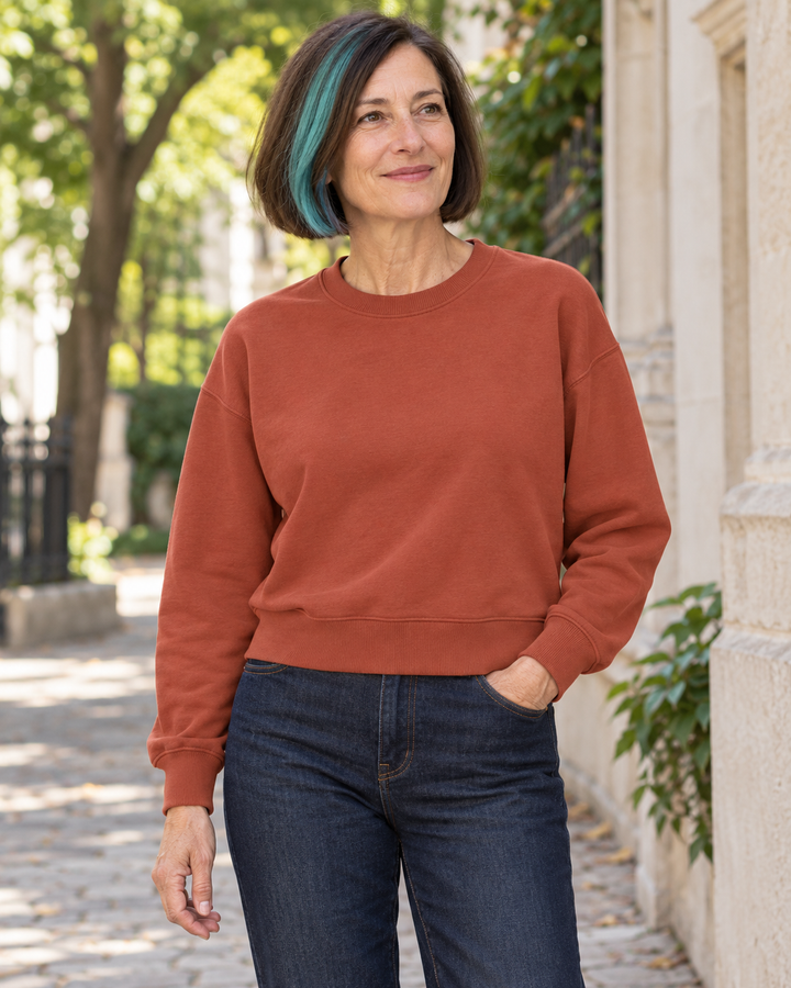 Sitztgut Damen-Sweatshirt aus Baumwolle, kurz geschnitten – Heritage Brown – Alltagsansicht
