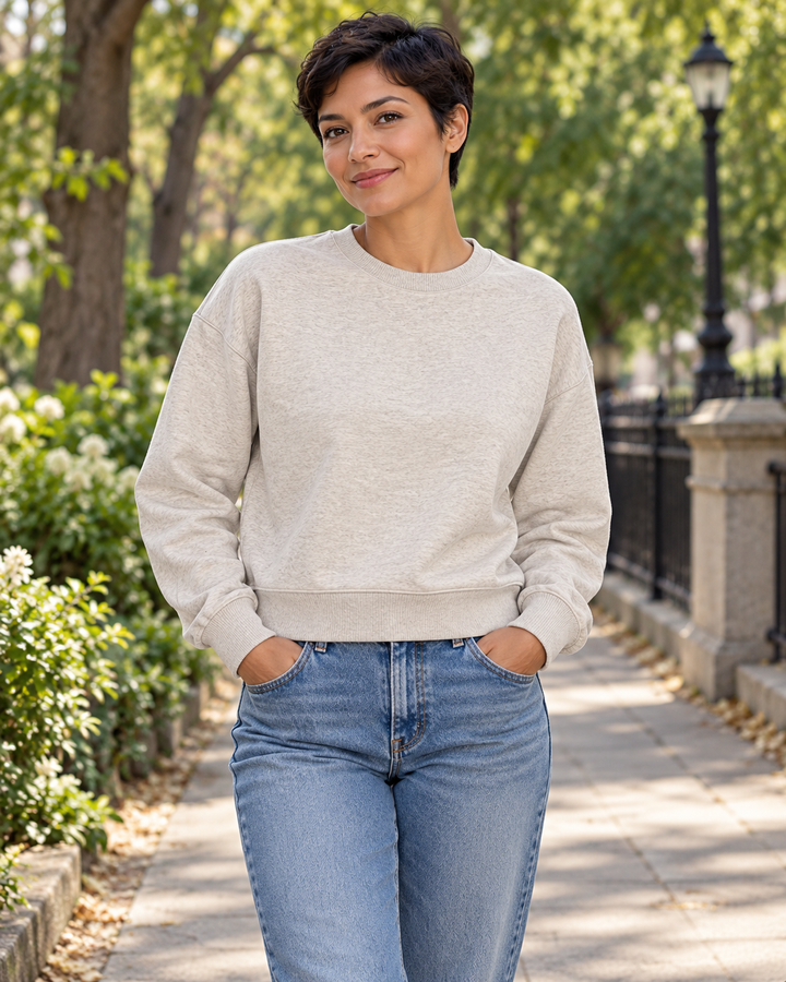 Sitztgut Damen-Sweatshirt aus Baumwolle, kurz geschnitten – Beige meliert (Heather Haze) – Alltagsansicht