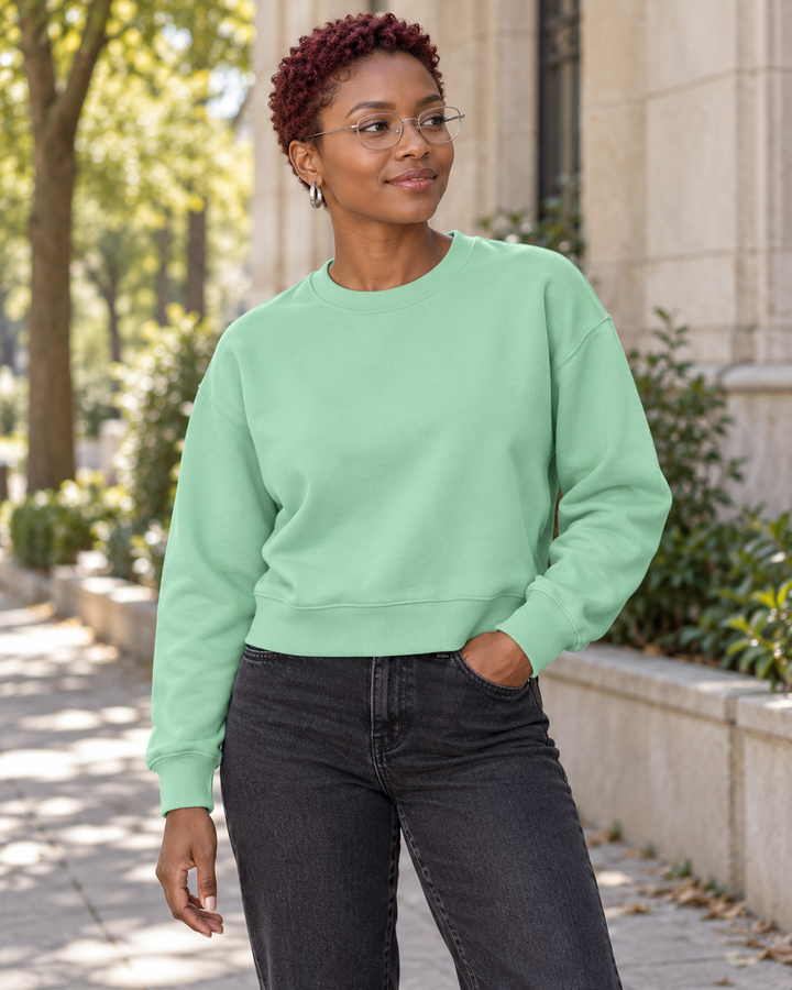 Sitztgut Damen-Sweatshirt aus Baumwolle, kurz geschnitten – Misty Jade – Alltagsansicht