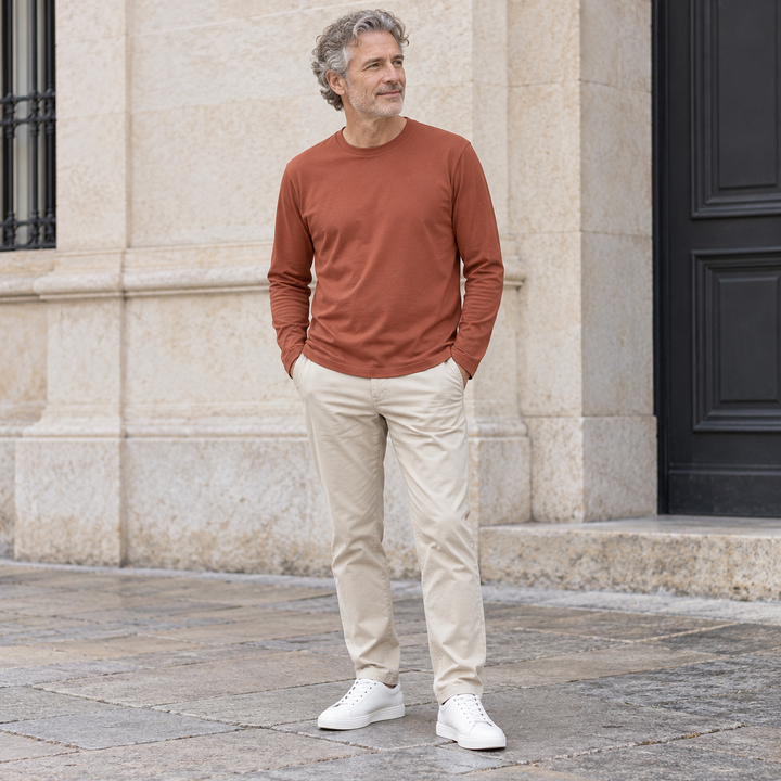 Sitztgut Unisex-Langarmshirt aus Baumwolle, 180 g/m² – Braun – Alltagsansicht