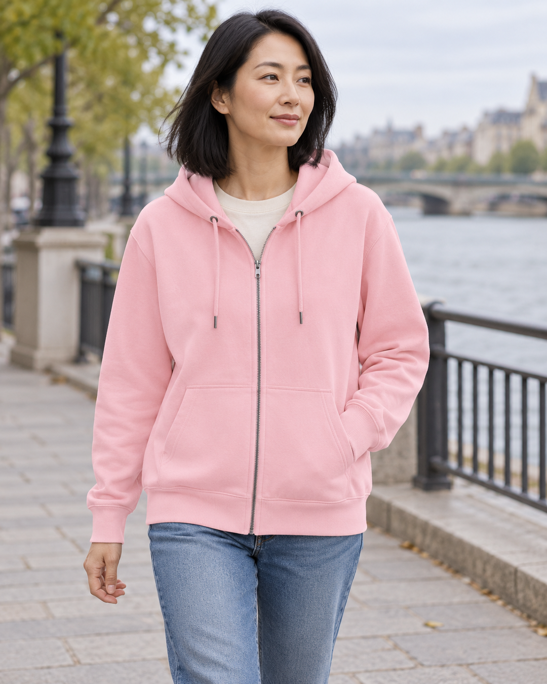 Sitztgut Unisex-Sweatjacke aus Baumwolle mit Kapuze – Cotton Pink – Alltagsansicht