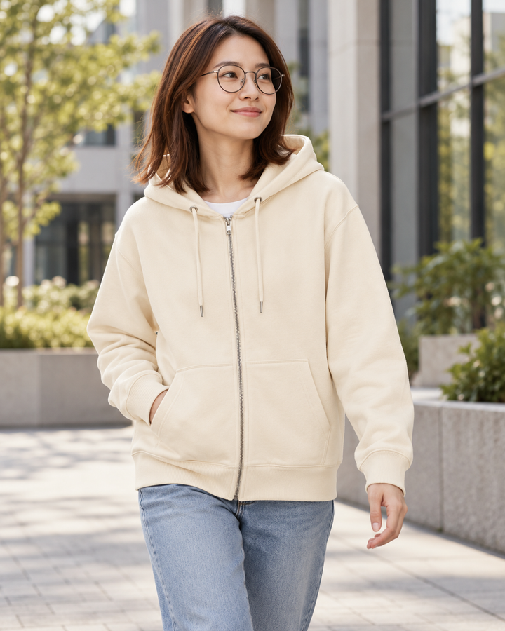 Sitztgut Unisex-Sweatjacke aus Baumwolle mit Kapuze – Natur – Alltagsansicht