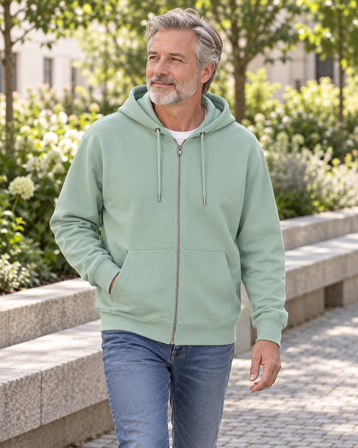 Sitztgut Unisex-Sweatjacke aus Baumwolle mit Kapuze – Aloe – Alltagsansicht