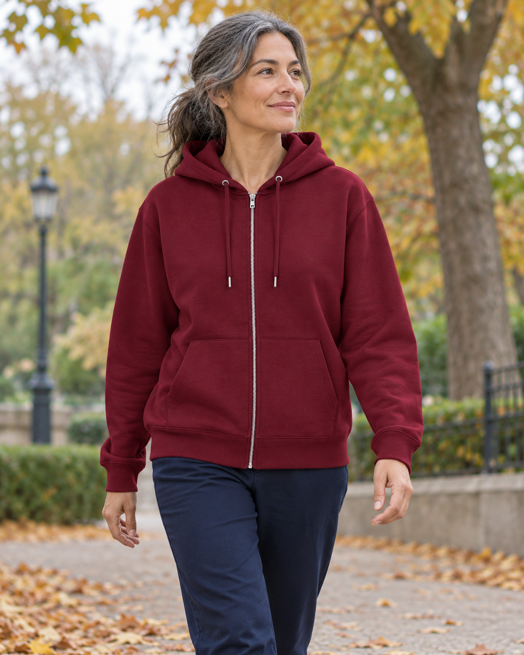 Sitztgut Unisex-Sweatjacke aus Baumwolle mit Kapuze – Burgundy – Alltagsansicht