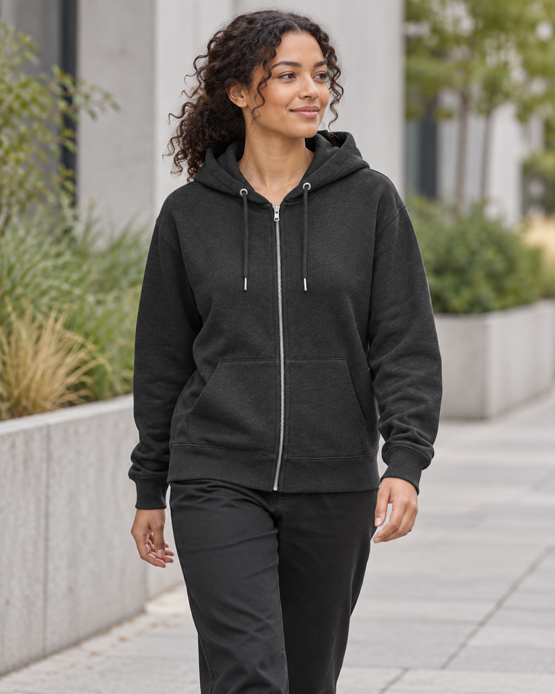 Sitztgut Unisex-Sweatjacke aus Baumwolle mit Kapuze – Dark Heather Grey – Alltagsansicht